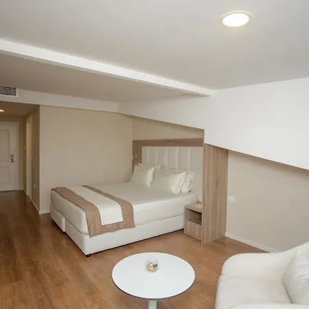 Kompleksi Exalco-al מלון Barbullush